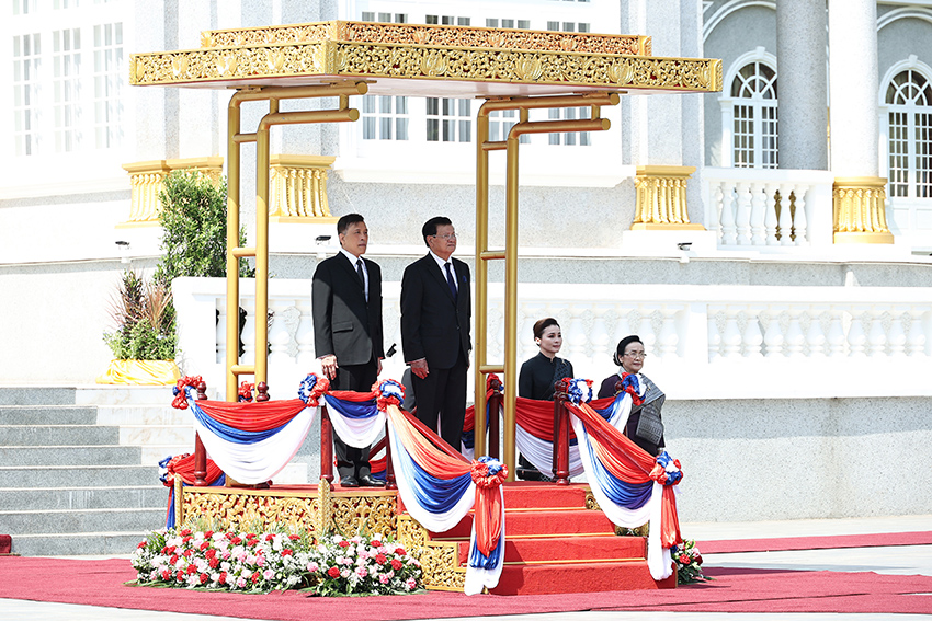 พระบาทสมเด็จพระเจ้าอยู่หัวและสมเด็จพระนางเจ้าฯ พระบรมราชินี ทรงร่วมพิธีรับเสด็จ ณ หอคำ นครหลวงเวียงจันทน์ 3