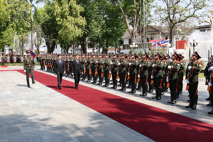 พระบาทสมเด็จพระเจ้าอยู่หัวและสมเด็จพระนางเจ้าฯ พระบรมราชินี ทรงร่วมพิธีรับเสด็จ ณ หอคำ นครหลวงเวียงจันทน์ 4