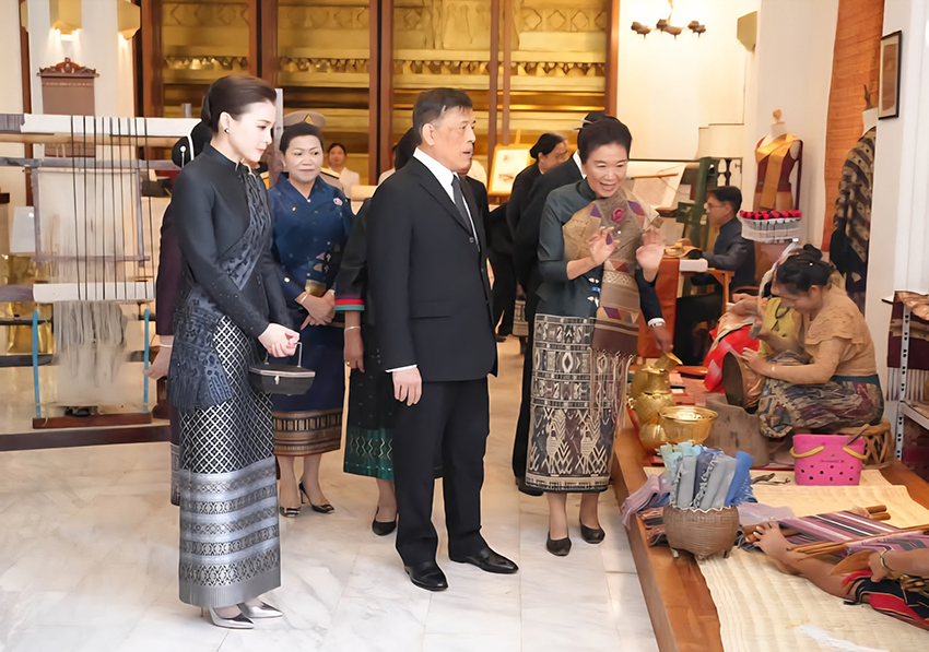 พระบาทสมเด็จพระเจ้าอยู่หัวและสมเด็จพระนางเจ้าฯ พระบรมราชินี ทรงร่วมพิธีรับเสด็จ ณ หอคำ นครหลวงเวียงจันทน์ 5