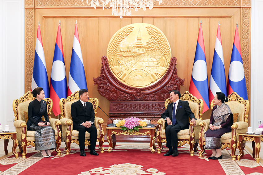 พระบาทสมเด็จพระเจ้าอยู่หัวและสมเด็จพระนางเจ้าฯ พระบรมราชินี ทรงร่วมพิธีรับเสด็จ ณ หอคำ นครหลวงเวียงจันทน์ 6