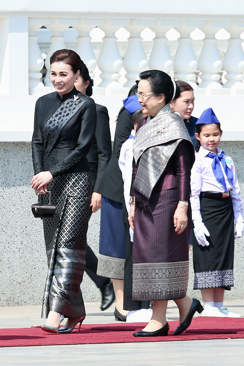 พระบาทสมเด็จพระเจ้าอยู่หัวและสมเด็จพระนางเจ้าฯ พระบรมราชินี ทรงร่วมพิธีรับเสด็จ ณ หอคำ นครหลวงเวียงจันทน์ 7