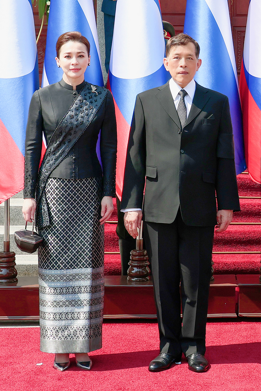 พระบาทสมเด็จพระเจ้าอยู่หัวและสมเด็จพระนางเจ้าฯ พระบรมราชินี ทรงร่วมพิธีรับเสด็จ ณ หอคำ นครหลวงเวียงจันทน์ 8