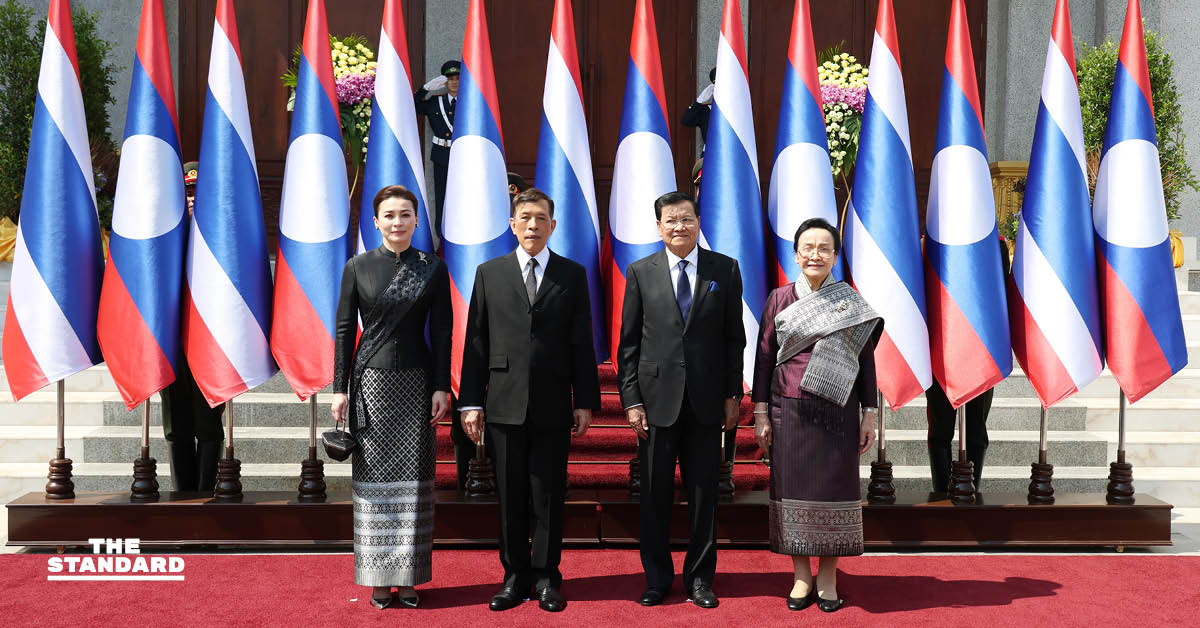 พระบาทสมเด็จพระเจ้าอยู่หัวและสมเด็จพระนางเจ้าฯ พระบรมราชินี ทรงร่วมพิธีรับเสด็จ ณ หอคำ นครหลวงเวียงจันทน์