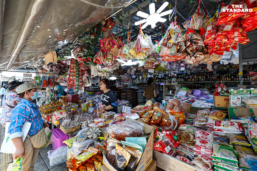 ภาพประชาชนและผู้ประกอบการย่านตลาดคลองเตย สะท้อนความกังวลจากวิกฤตค่าครองชีพและราคาน้ำมันที่สูงขึ้น 10