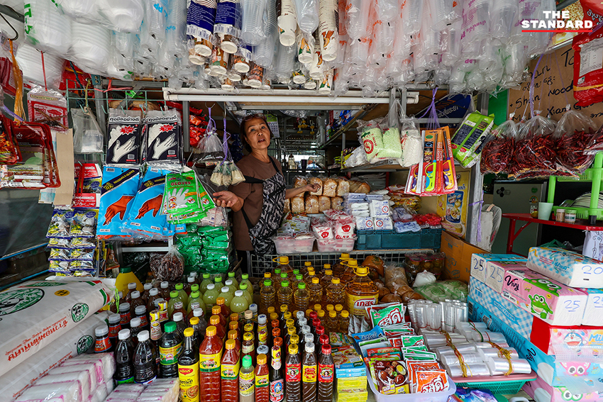 ภาพประชาชนและผู้ประกอบการย่านตลาดคลองเตย สะท้อนความกังวลจากวิกฤตค่าครองชีพและราคาน้ำมันที่สูงขึ้น 12