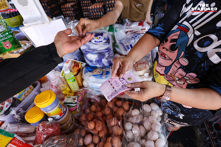 ภาพประชาชนและผู้ประกอบการย่านตลาดคลองเตย สะท้อนความกังวลจากวิกฤตค่าครองชีพและราคาน้ำมันที่สูงขึ้น 13