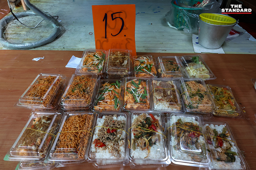 ภาพประชาชนและผู้ประกอบการย่านตลาดคลองเตย สะท้อนความกังวลจากวิกฤตค่าครองชีพและราคาน้ำมันที่สูงขึ้น 3