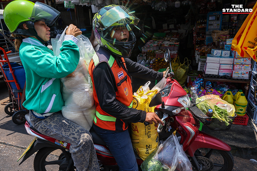 ภาพประชาชนและผู้ประกอบการย่านตลาดคลองเตย สะท้อนความกังวลจากวิกฤตค่าครองชีพและราคาน้ำมันที่สูงขึ้น 5