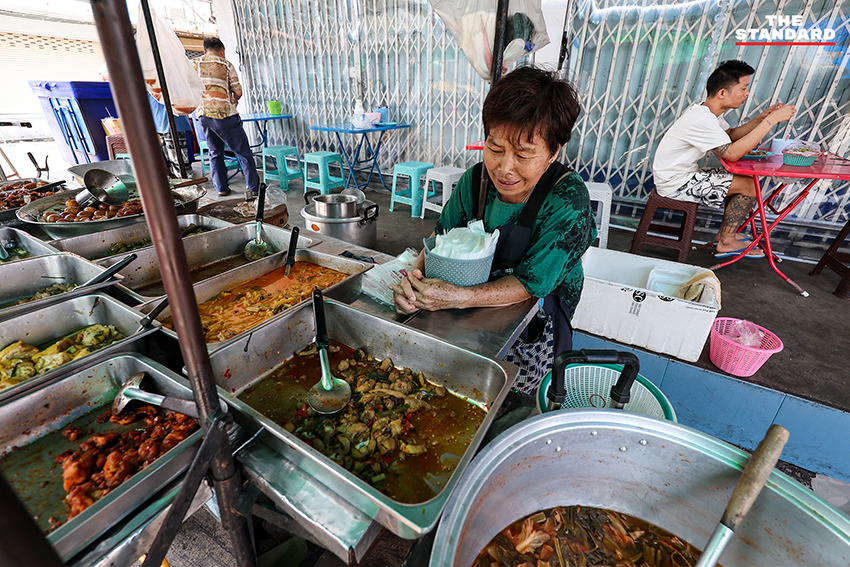 ภาพประชาชนและผู้ประกอบการย่านตลาดคลองเตย สะท้อนความกังวลจากวิกฤตค่าครองชีพและราคาน้ำมันที่สูงขึ้น 6