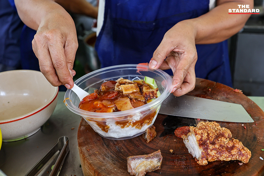 ภาพประชาชนและผู้ประกอบการย่านตลาดคลองเตย สะท้อนความกังวลจากวิกฤตค่าครองชีพและราคาน้ำมันที่สูงขึ้น 7