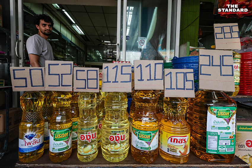 ภาพประชาชนและผู้ประกอบการย่านตลาดคลองเตย สะท้อนความกังวลจากวิกฤตค่าครองชีพและราคาน้ำมันที่สูงขึ้น 8