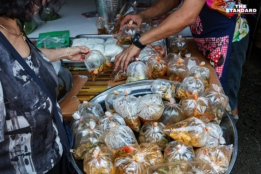 ภาพประชาชนและผู้ประกอบการย่านตลาดคลองเตย สะท้อนความกังวลจากวิกฤตค่าครองชีพและราคาน้ำมันที่สูงขึ้น 9