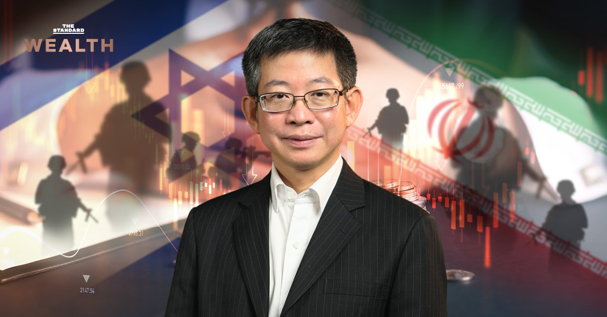 ดร.กอบศักดิ์ ภูตระกูล กำลังแถลงข่าวเกี่ยวกับวิกฤติตลาดหุ้นไทยและราคาน้ำมันโลก