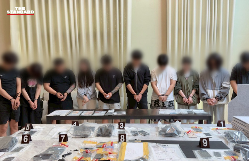 เจ้าหน้าที่ตำรวจและเจ้าหน้าที่สถานทูตเกาหลีใต้ แถลงผลการจับกุมแก๊งคอลเซ็นเตอร์ชาวเกาหลีใต้ พร้อมของกลาง 1