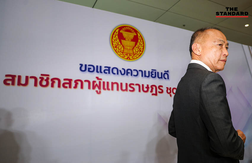 กฤษฎา หลีนวรัตน์ หรือ ‘นายกฯ เบี้ยว’ สส. บัญชีรายชื่อ พรรคภูมิใจไทย ขณะเข้ารายงานตัวที่อาคารรัฐสภา 3