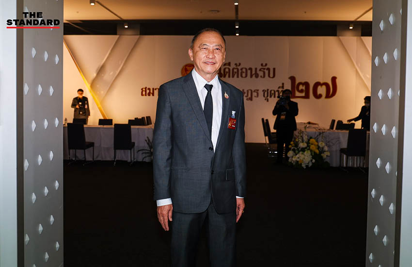 กฤษฎา หลีนวรัตน์ หรือ ‘นายกฯ เบี้ยว’ สส. บัญชีรายชื่อ พรรคภูมิใจไทย ขณะเข้ารายงานตัวที่อาคารรัฐสภา 4