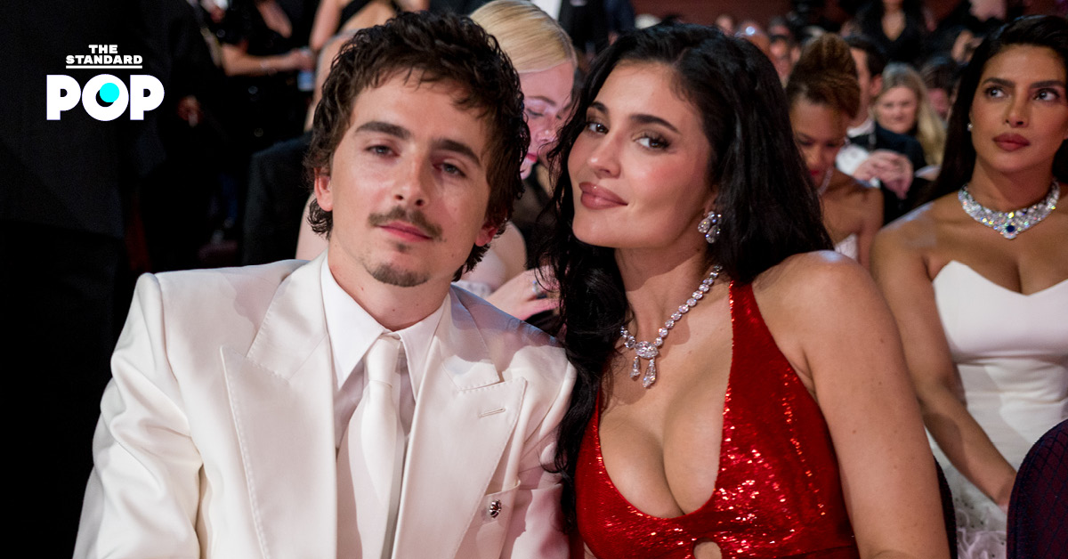 ไคลีย์ เจนเนอร์ สวมชุดเดรสแดงยืนเคียงข้าง ทิโมธี ชาลาเมต์ สวมชุดสูทขาวในงานประกาศรางวัลออสการ์ส 2026