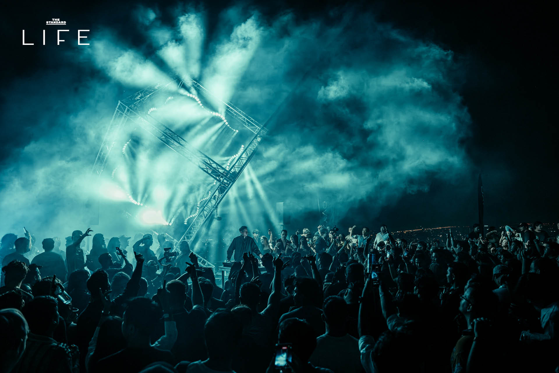 ภาพบรรยากาศปาร์ตี้ KYVO 004 ริมแม่น้ำเจ้าพระยาพร้อมเวทีลูกบาศก์และแสงสีเสียงตระการตา 2