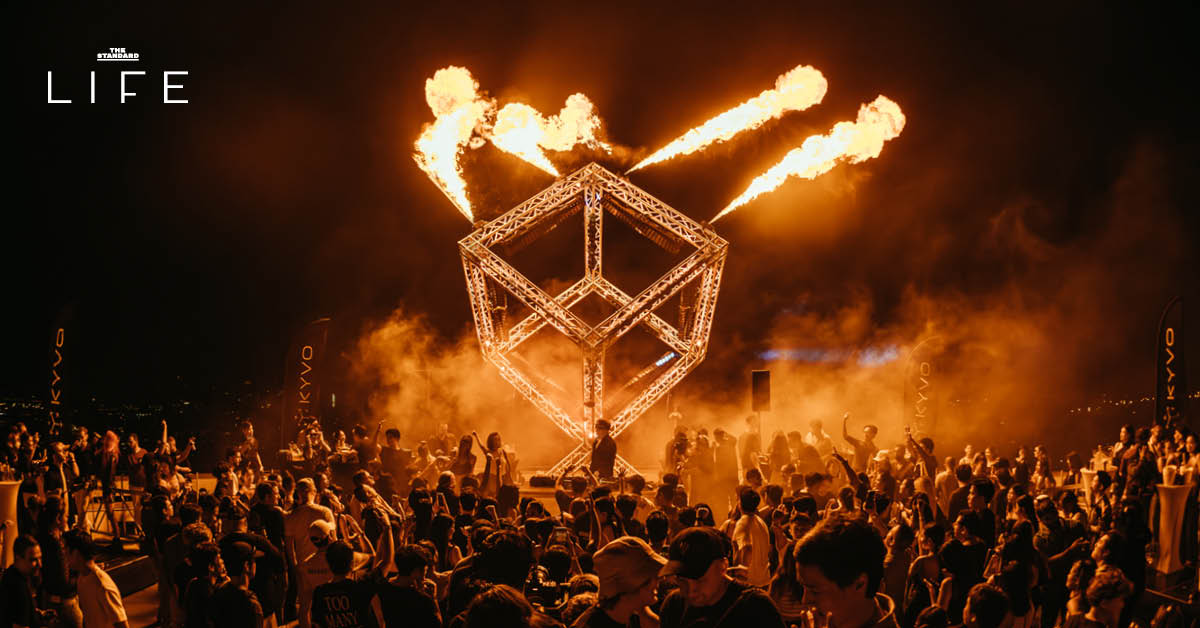 ภาพบรรยากาศปาร์ตี้ KYVO 004 ริมแม่น้ำเจ้าพระยาพร้อมเวทีลูกบาศก์และแสงสีเสียงตระการตา