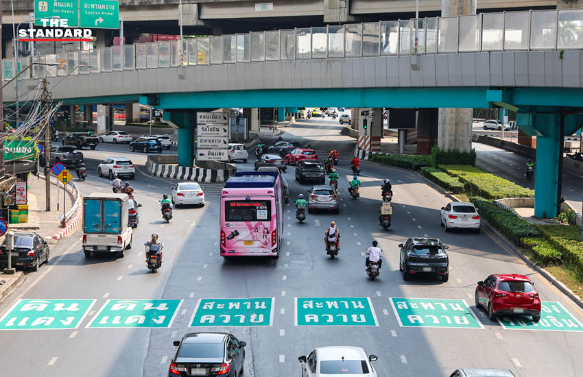 ป้ายจราจรและตีเส้นพื้นถนนรูปแบบใหม่ บริเวณห้าแยกลาดพร้าว เพื่อลดความสับสนการจราจร 3