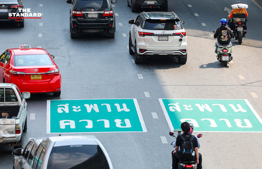 ป้ายจราจรและตีเส้นพื้นถนนรูปแบบใหม่ บริเวณห้าแยกลาดพร้าว เพื่อลดความสับสนการจราจร 4