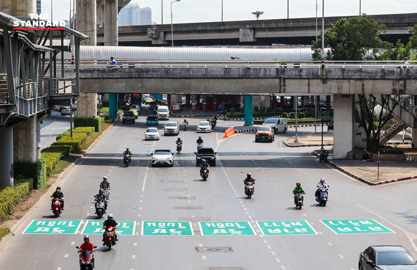ป้ายจราจรและตีเส้นพื้นถนนรูปแบบใหม่ บริเวณห้าแยกลาดพร้าว เพื่อลดความสับสนการจราจร 6