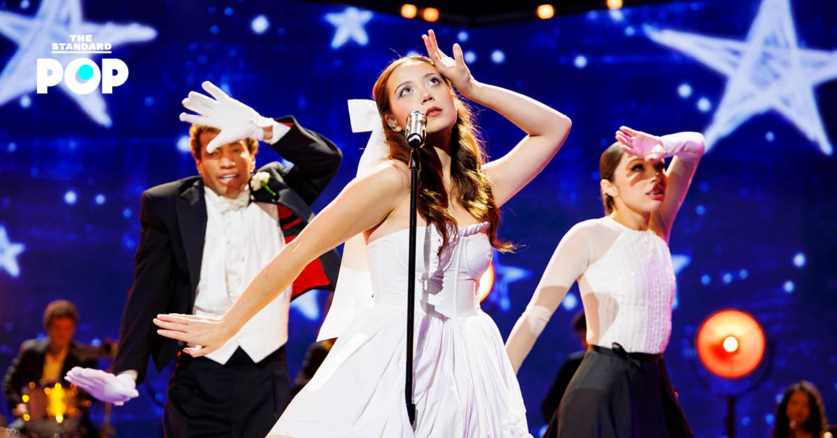 Laufey กำลังแสดงบนเวทีคอนเสิร์ต