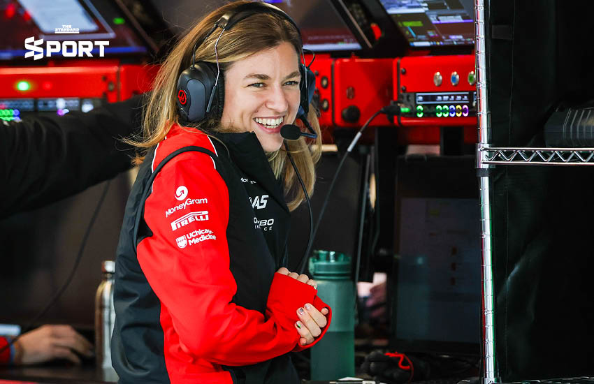 ลอรา มูลเลอร์ และ ฮันนาห์ ชมิทซ์ รับโล่เกียรติยศที่สนาม Albert Park 1