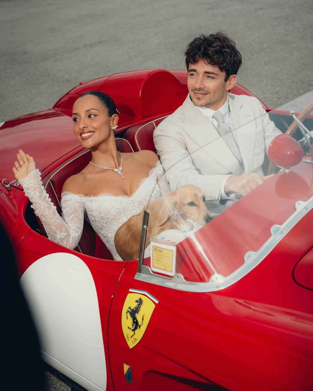 ชาร์ล เลอแคลร์ และ อเล็กซานดรา แซงต์ มลูซ์ ในชุดแต่งงาน พร้อมสุนัข 'ลีโอ' ในชุดทักซิโด้ 1