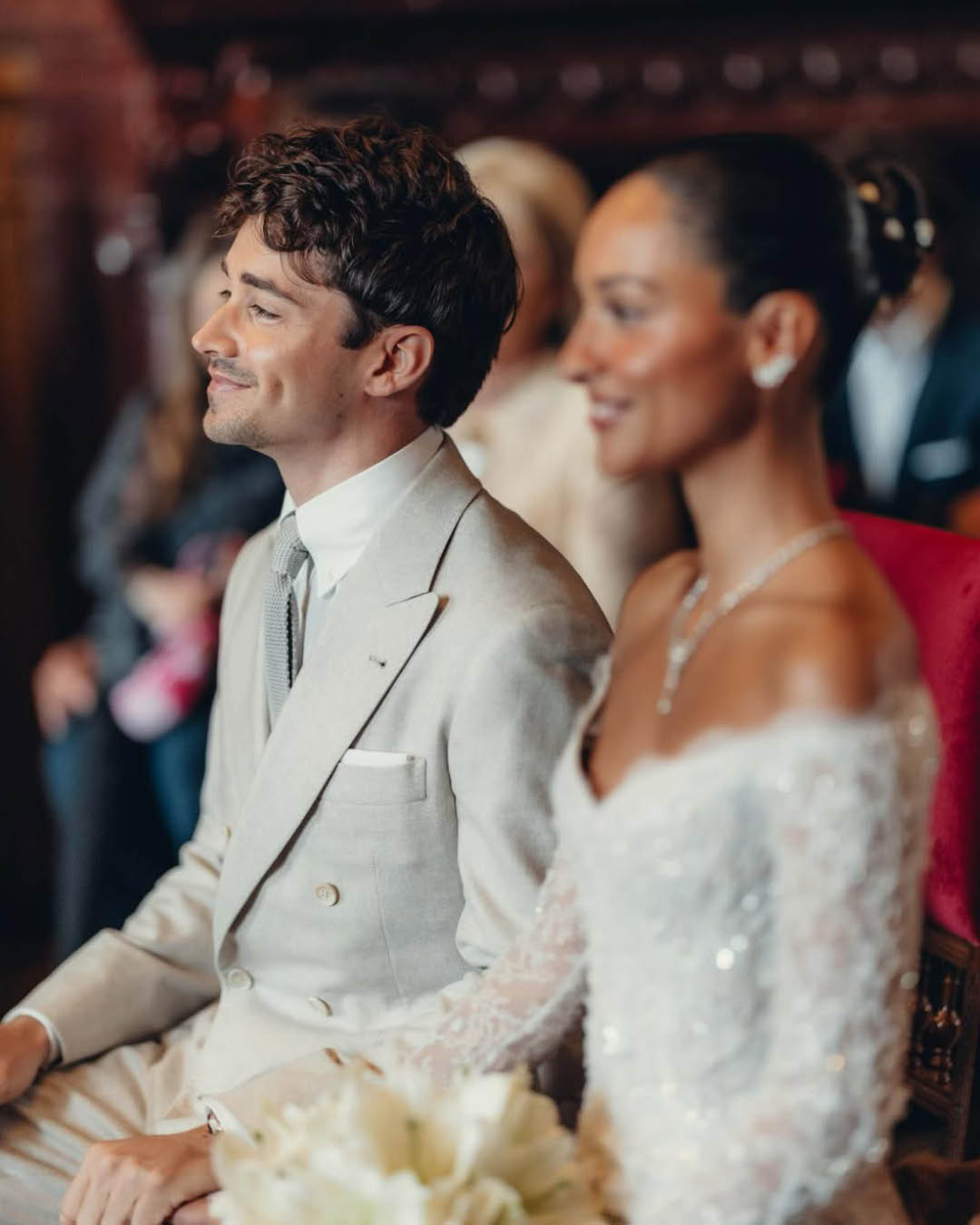 ชาร์ล เลอแคลร์ และ อเล็กซานดรา แซงต์ มลูซ์ ในชุดแต่งงาน พร้อมสุนัข 'ลีโอ' ในชุดทักซิโด้ 3