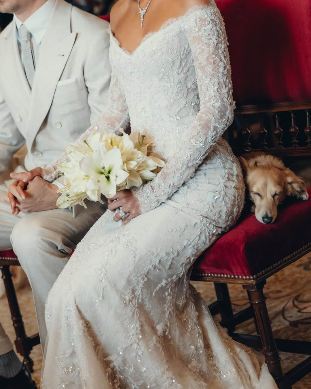 ชาร์ล เลอแคลร์ และ อเล็กซานดรา แซงต์ มลูซ์ ในชุดแต่งงาน พร้อมสุนัข 'ลีโอ' ในชุดทักซิโด้ 5
