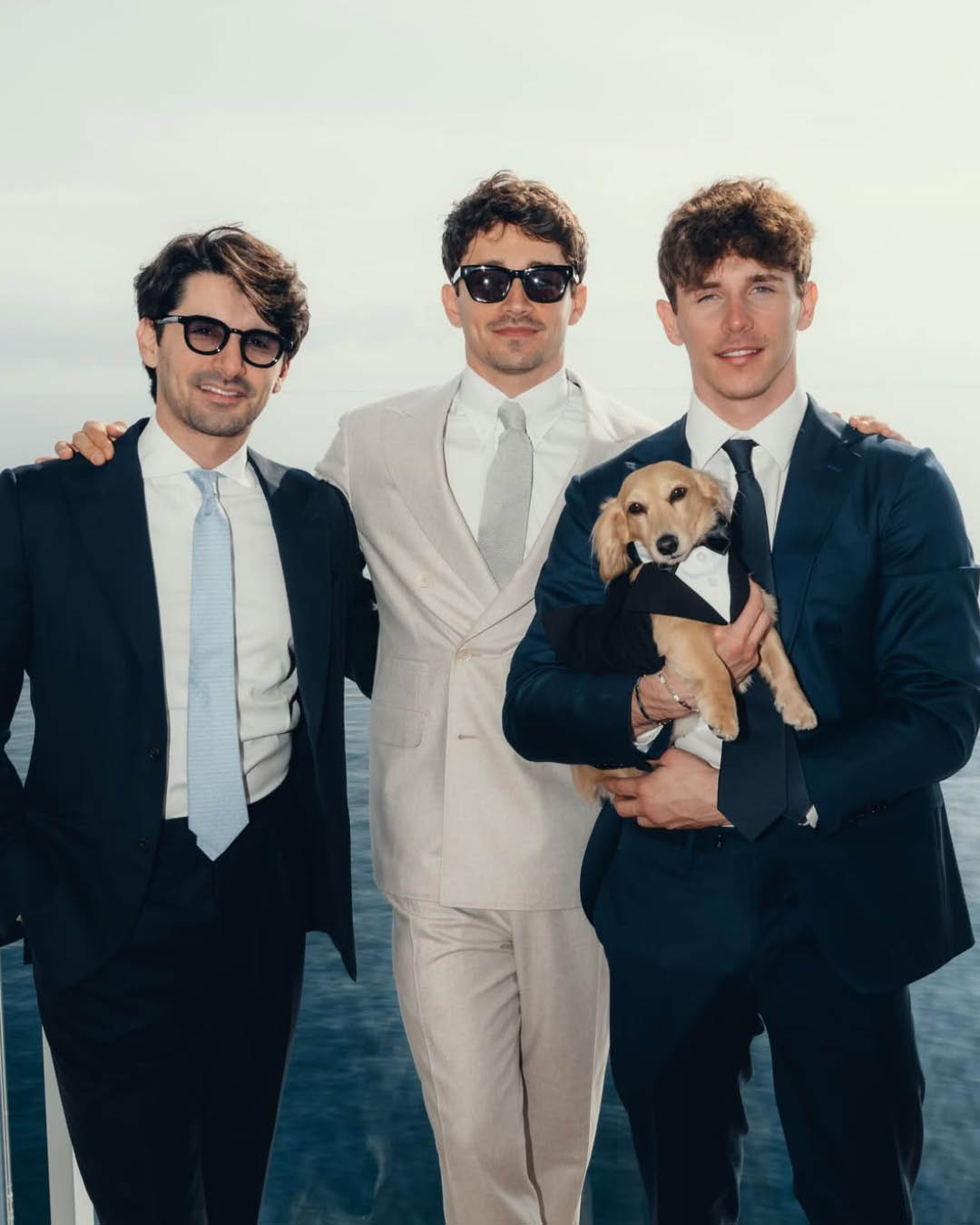 ชาร์ล เลอแคลร์ และ อเล็กซานดรา แซงต์ มลูซ์ ในชุดแต่งงาน พร้อมสุนัข 'ลีโอ' ในชุดทักซิโด้ 6