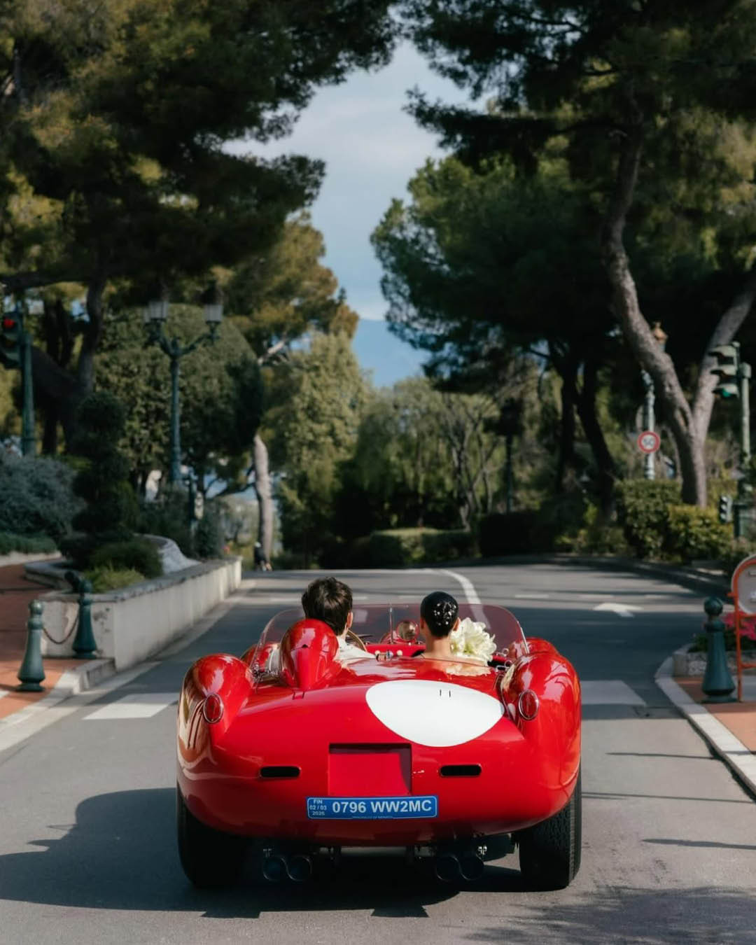 ชาร์ล เลอแคลร์ และ อเล็กซานดรา แซงต์ มลูซ์ ในชุดแต่งงาน พร้อมสุนัข 'ลีโอ' ในชุดทักซิโด้ 7