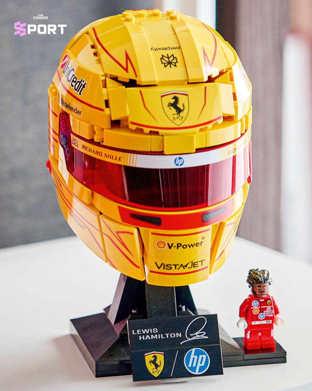 ภาพชุดตัวต่อ LEGO หมวกนักขับ F1 ของ ลูอิส แฮมิลตัน และ ชาร์ล เลอแคลร์ 1