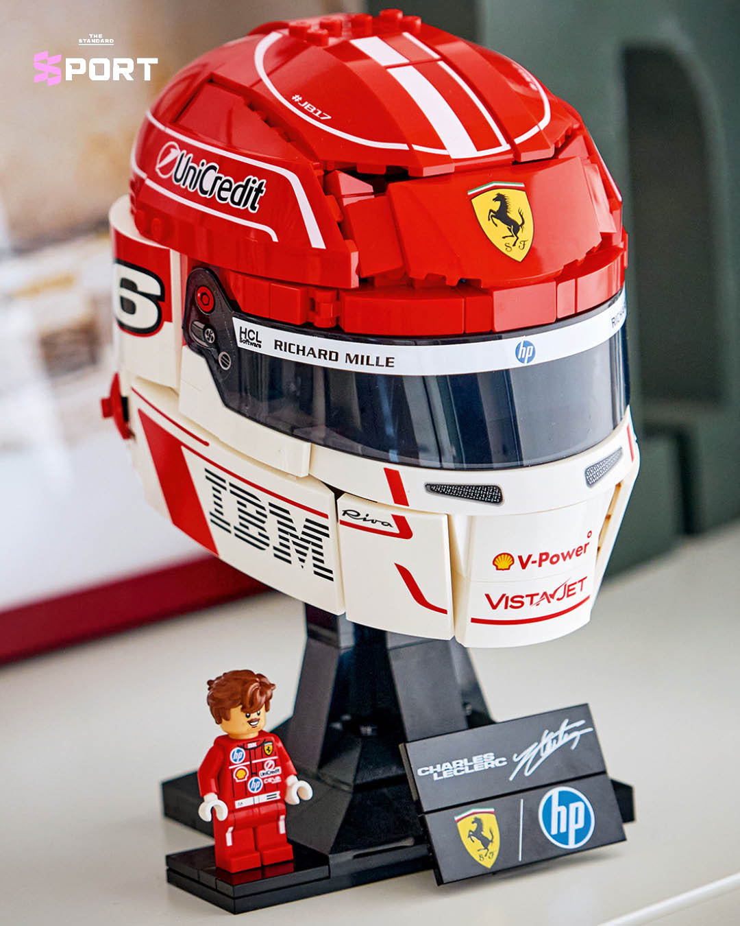 ภาพชุดตัวต่อ LEGO หมวกนักขับ F1 ของ ลูอิส แฮมิลตัน และ ชาร์ล เลอแคลร์ 2
