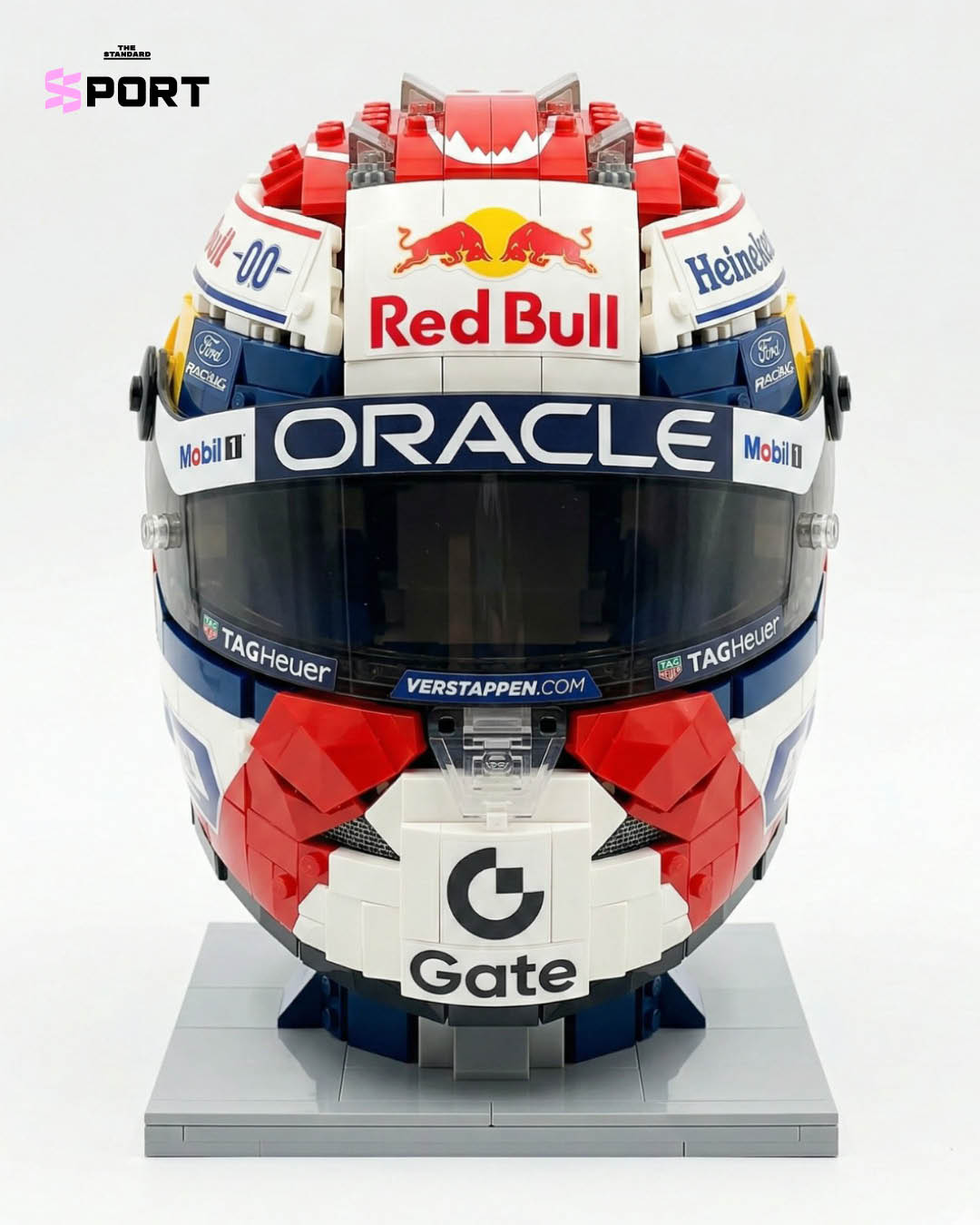 ภาพชุดตัวต่อ LEGO หมวกนักขับ F1 ของ ลูอิส แฮมิลตัน และ ชาร์ล เลอแคลร์ 4