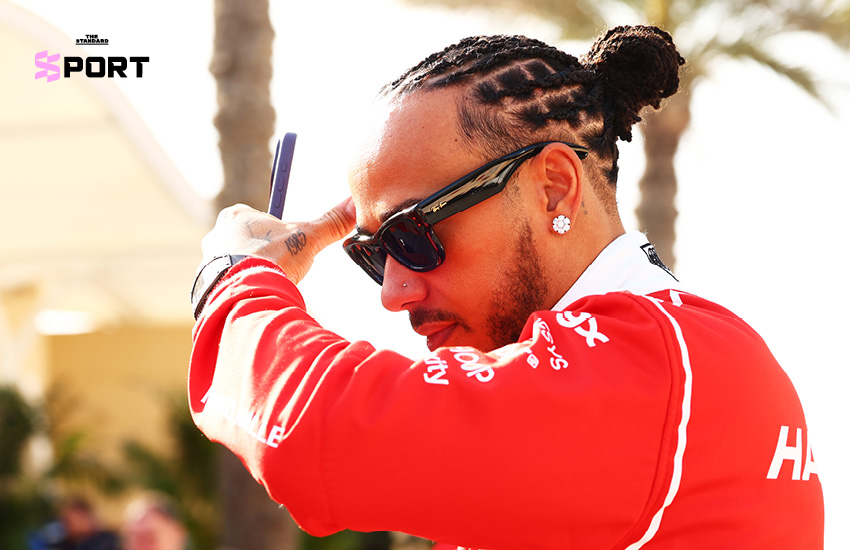 ลูอิส แฮมิลตัน ยืนยิ้มข้างรถแข่ง McLaren สีขาวแดง ในฤดูกาลเปิดตัวปี 2007 4