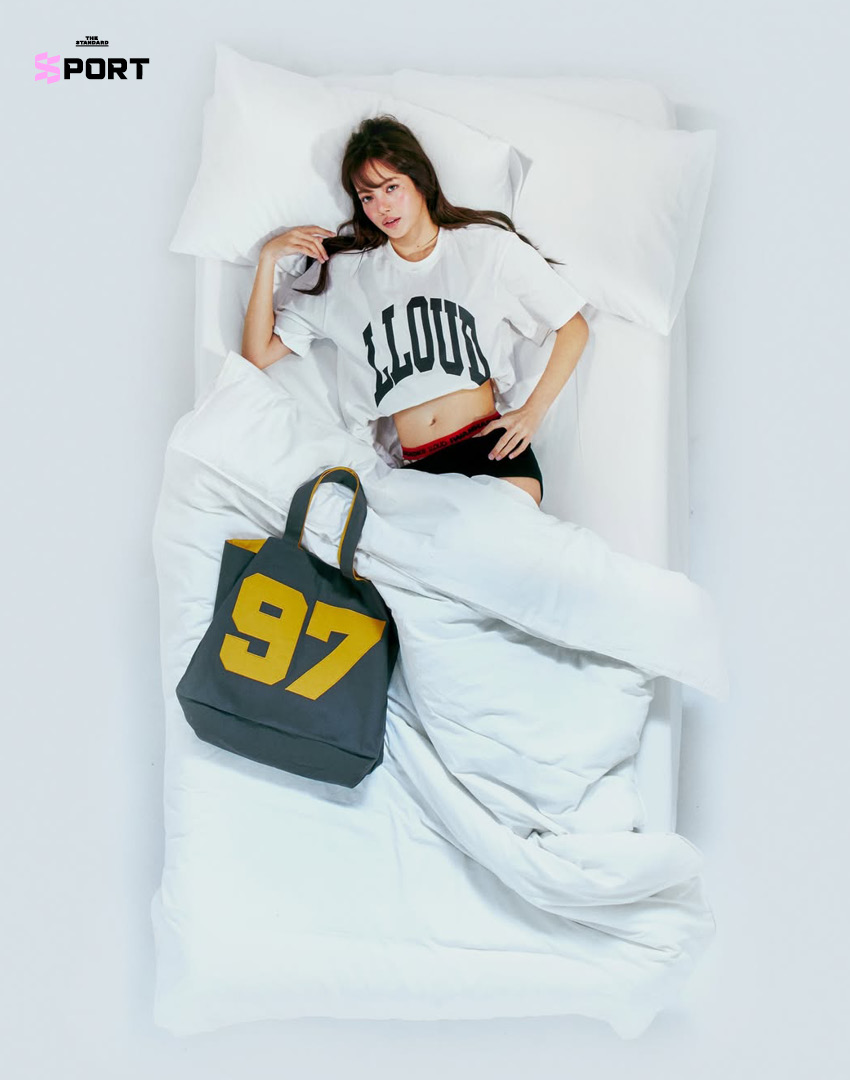 Lisa ในชุดจากคอลเล็กชัน LLOUD GYM ที่นำแรงบันดาลใจจากมวยไทยมาผสมผสานกับแฟชั่นสตรีทแวร์ 7