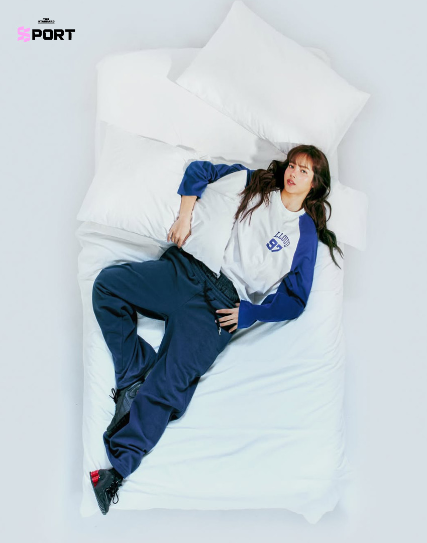 Lisa ในชุดจากคอลเล็กชัน LLOUD GYM ที่นำแรงบันดาลใจจากมวยไทยมาผสมผสานกับแฟชั่นสตรีทแวร์ 8