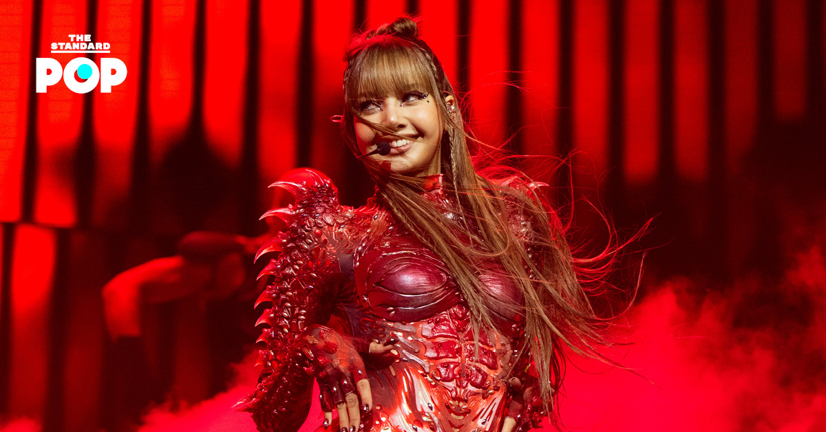 LISA ศิลปิน BLACKPINK กำลังทำการแสดงบนเวทีคอนเสิร์ต