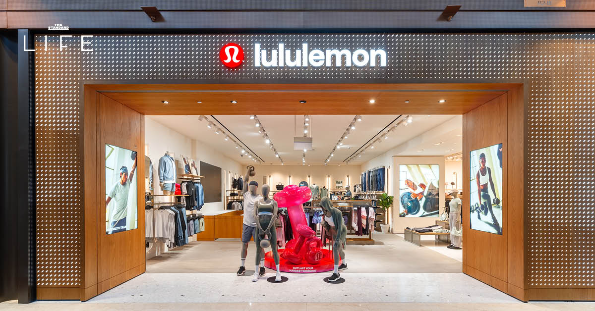 ภาพบรรยากาศร้าน lululemon สาขา Central Park ที่เน้นการตกแต่งแบบ Rustic และพื้นที่ทำกิจกรรม