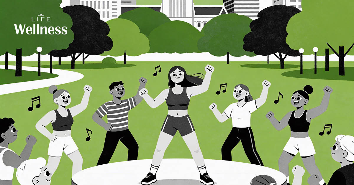 ผู้คนหลากหลายวัยกำลังเต้นแอโรบิกอย่างสนุกสนานที่ลานเต้นแอโรบิก สวนลุมพินี ซึ่งเป็นพื้นที่สาธารณะสำหรับการออกกำลังกายและเยียวยาจิตใจคนเมือง