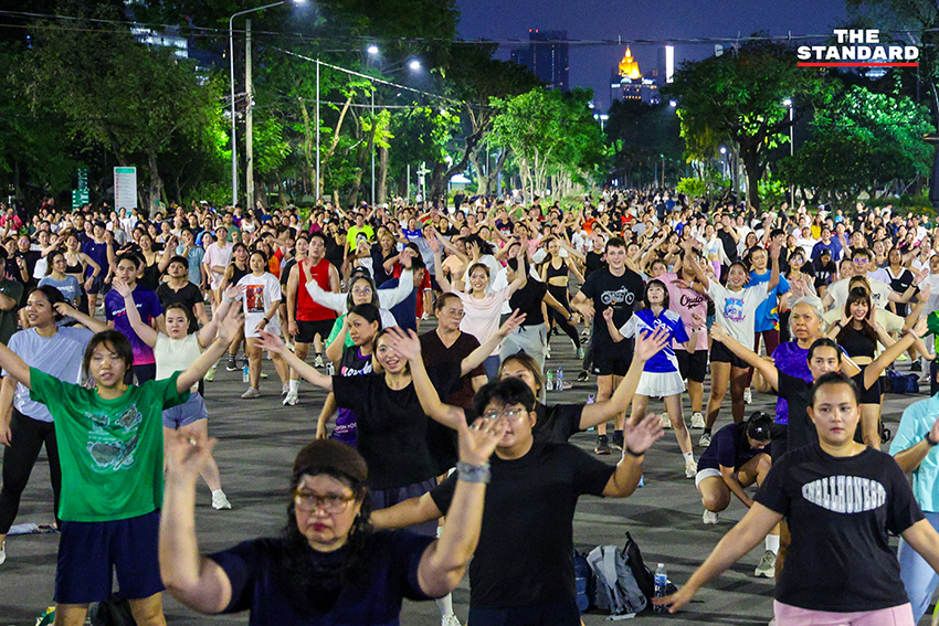 ภาพมุมกว้างของผู้คนจำนวนมากกำลังเต้นแอโรบิกอย่างสนุกสนานที่สวนลุมพินี 10