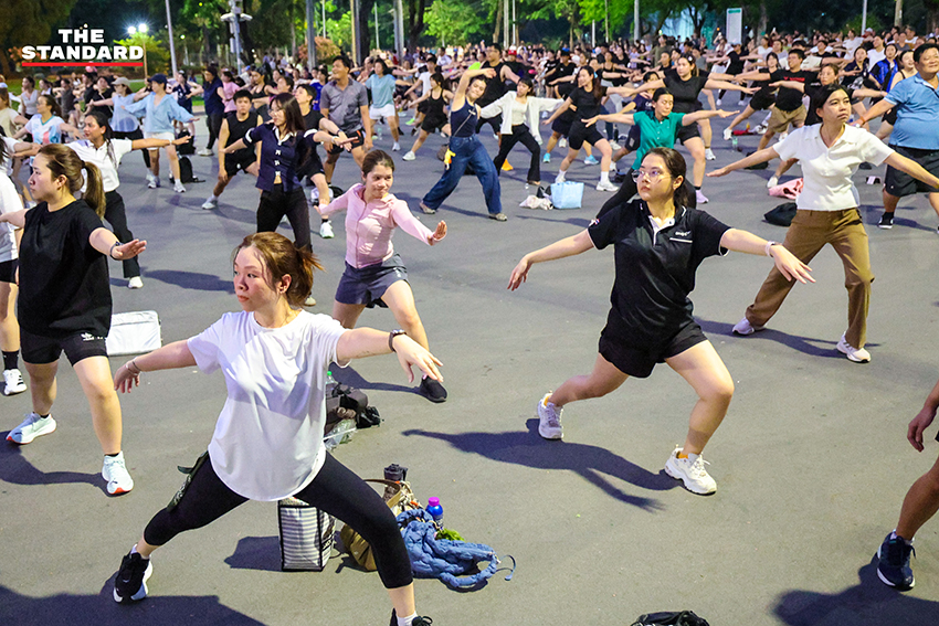 ภาพมุมกว้างของผู้คนจำนวนมากกำลังเต้นแอโรบิกอย่างสนุกสนานที่สวนลุมพินี 11