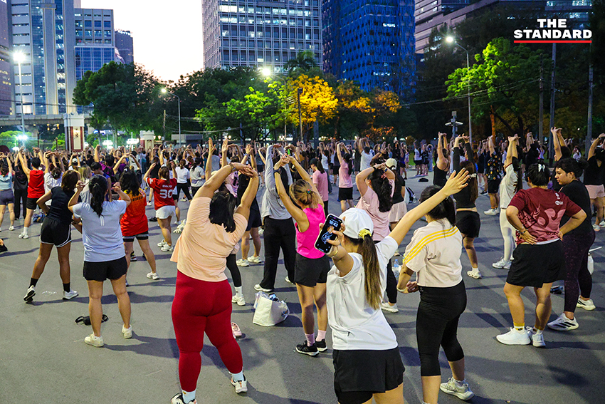 ภาพมุมกว้างของผู้คนจำนวนมากกำลังเต้นแอโรบิกอย่างสนุกสนานที่สวนลุมพินี 12