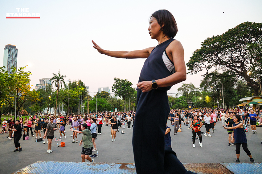 ภาพมุมกว้างของผู้คนจำนวนมากกำลังเต้นแอโรบิกอย่างสนุกสนานที่สวนลุมพินี 15