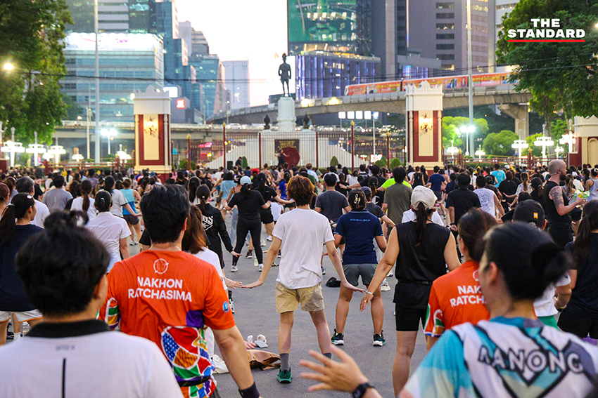 ภาพมุมกว้างของผู้คนจำนวนมากกำลังเต้นแอโรบิกอย่างสนุกสนานที่สวนลุมพินี 16