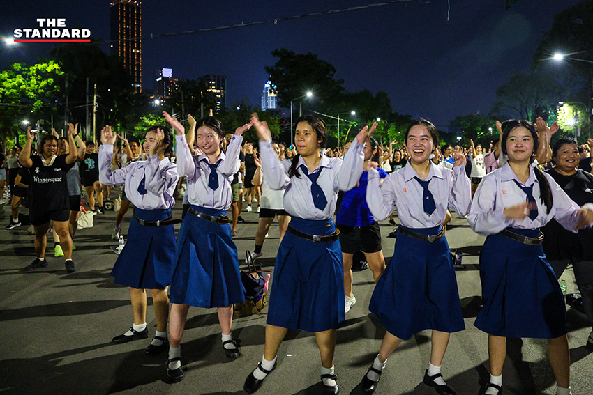 ภาพมุมกว้างของผู้คนจำนวนมากกำลังเต้นแอโรบิกอย่างสนุกสนานที่สวนลุมพินี 3