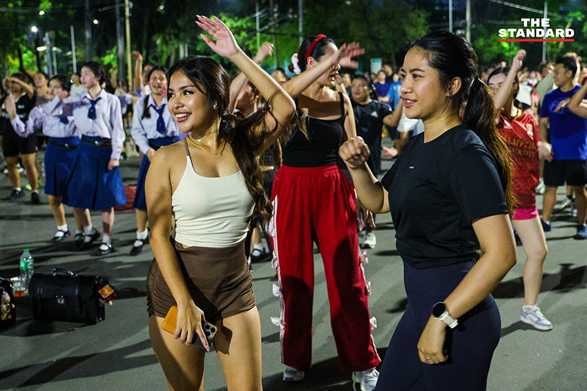 ภาพมุมกว้างของผู้คนจำนวนมากกำลังเต้นแอโรบิกอย่างสนุกสนานที่สวนลุมพินี 6