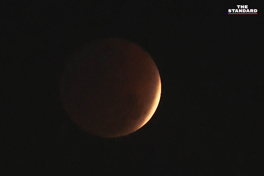 ภาพจันทรุปราคาเต็มดวง เผยให้เห็นดวงจันทร์ปรากฏเป็นสีแดงอิฐ หรือพระจันทร์สีเลือด ในคืนวันมาฆบูชา 1